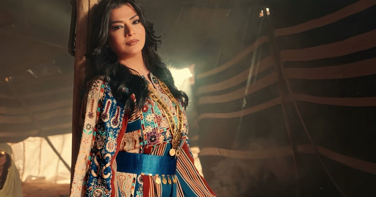 ناديه المنفوخ بين اللهجة الخليجية والإطلالة البدوية بأغنيتها الجديدة “سلطان قلبي”