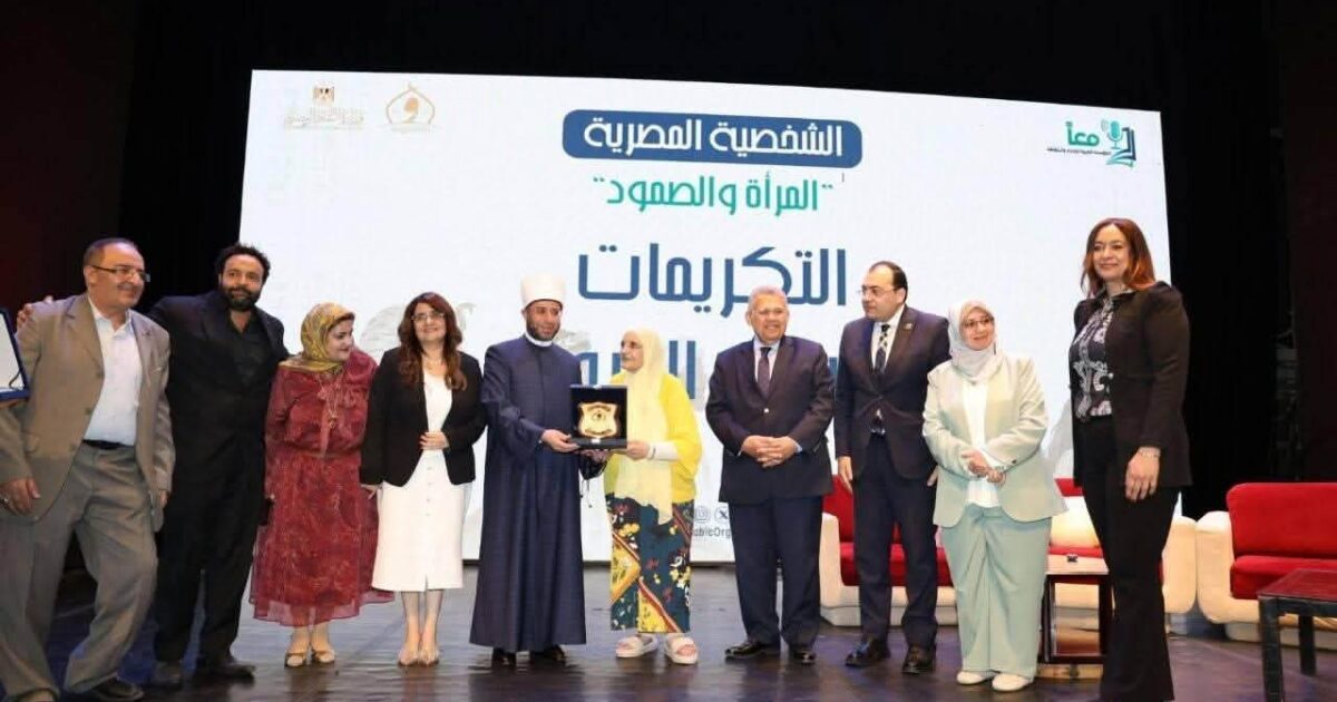 وزير الأوقاف يكرم الدكتورة آمال إسماعيل خلال فعاليات صالون “الشخصية المصرية”