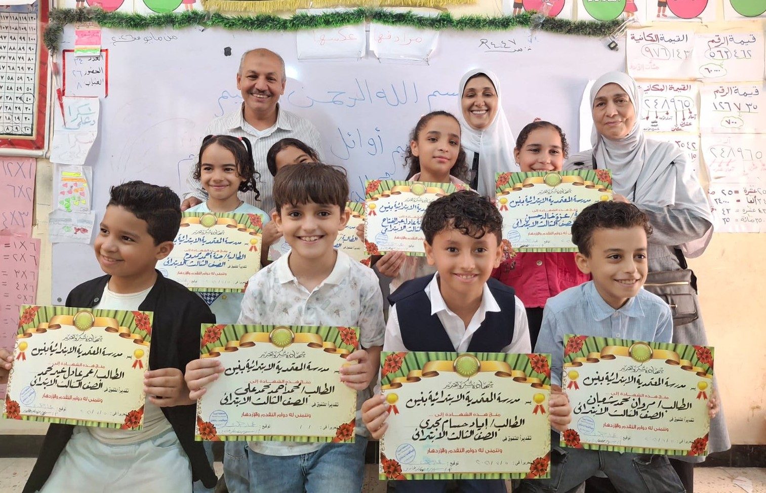 تشجيعاً لرحلة التميز.. إدارة مدرسة المعتمدية بالجيزة ترسم البسمة على وجوه الأوائل
