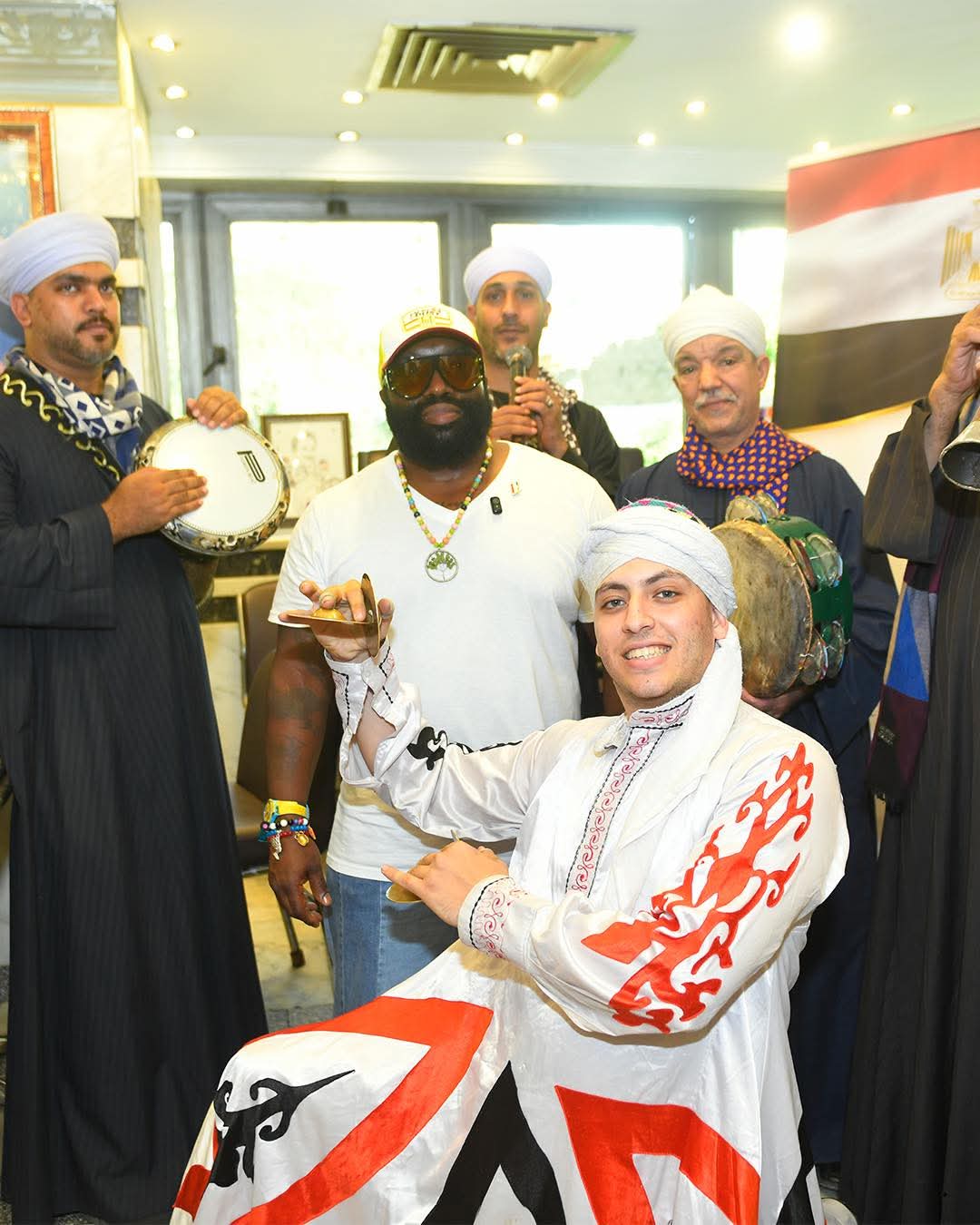 من أمريكا إلى قلب القاهرة.. الشرطي الأمريكي إريك يتذوق كشري أبو طارق خلال زيارته لمصر