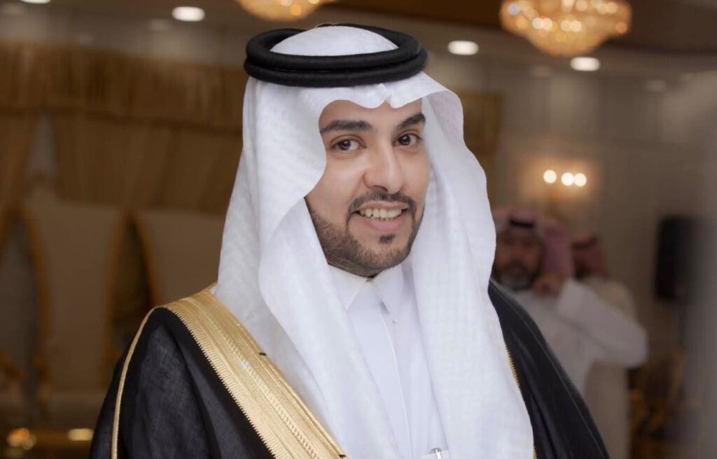 ناصر طويرش الحارثي.. 500 مزاد وصوت توعوي غيّر قواعد اللعبة العقارية