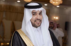 ناصر طويرش الحارثي.. 500 مزاد وصوت توعوي غيّر قواعد اللعبة العقارية