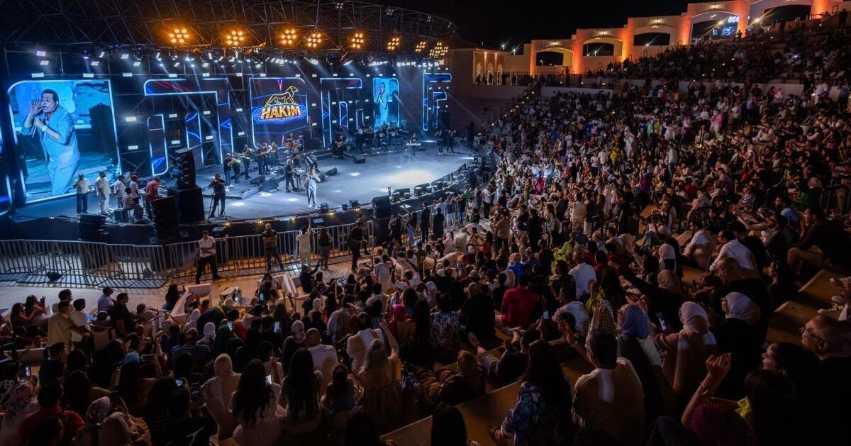 ليلة استثنائية لنجم الأغنية الشعبية.. حكيم يشعل المسرح الروماني