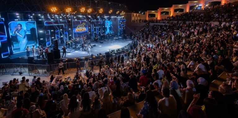 ليلة استثنائية لنجم الأغنية الشعبية.. حكيم يشعل المسرح الروماني