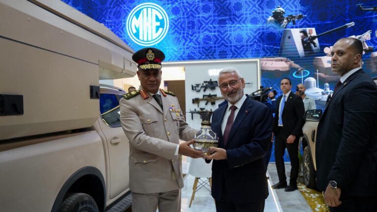 وزير الدفاع المصري في جناح MKE التركية.. تعاون دفاعي يتجه نحو التصنيع المشترك