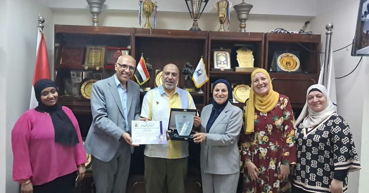 تقديرًا لعطائه ومسيرته في خدمة التعليم همت أبو كيلة تكرم رئيس قسم المدرسة المنتجة بشرق مدينة نصر لبلوغه سن المعاش