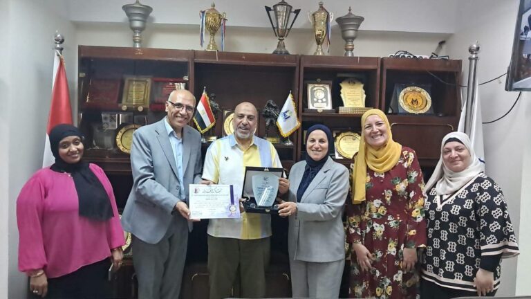 تقديرًا لعطائه ومسيرته في خدمة التعليم همت أبو كيلة تكرم رئيس قسم المدرسة المنتجة بشرق مدينة نصر لبلوغه سن المعاش