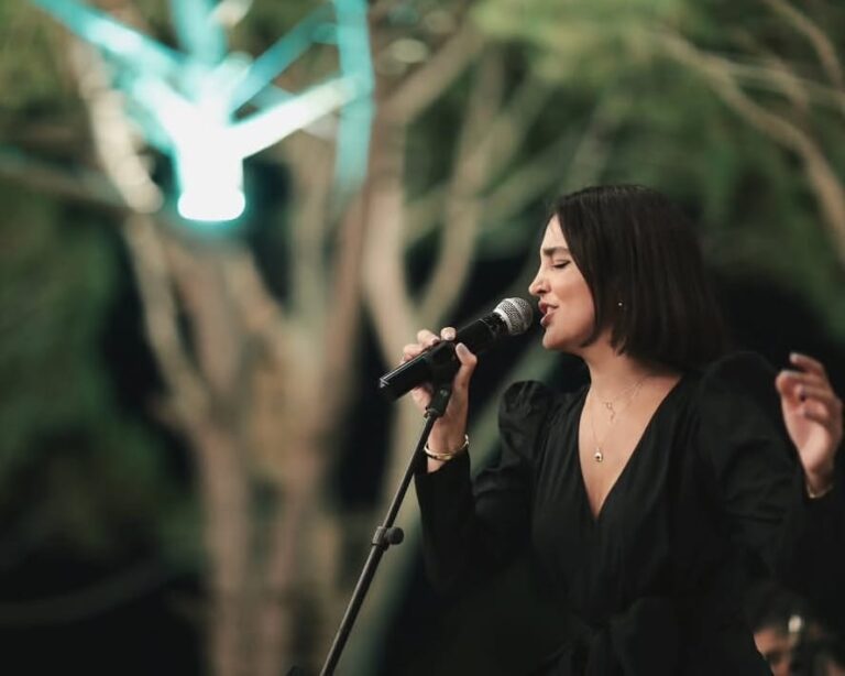 الفنانة اللبنانية هالة بنا تطلق أولى أعملاها الغنائية “فرصة تاني” بنمط الروك البديل