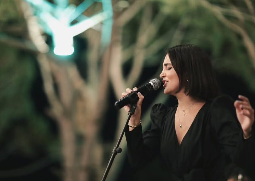 الفنانة اللبنانية هالة بنا تطلق أولى أعملاها الغنائية “فرصة تاني” بنمط الروك البديل
