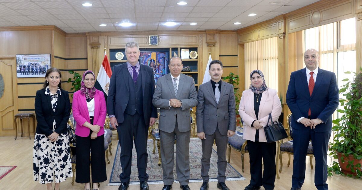 رئيس جامعة المنصورة يستقبل وفد مانشستر لدعم برنامج الصيدلة المشترك