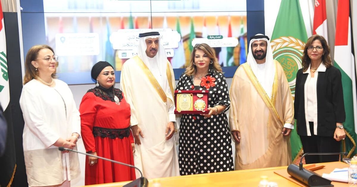 بوسام العطاء الوطني.. تكريم كارولين عزمي بالملتقى الثاني للقيادات العربية الشابة
