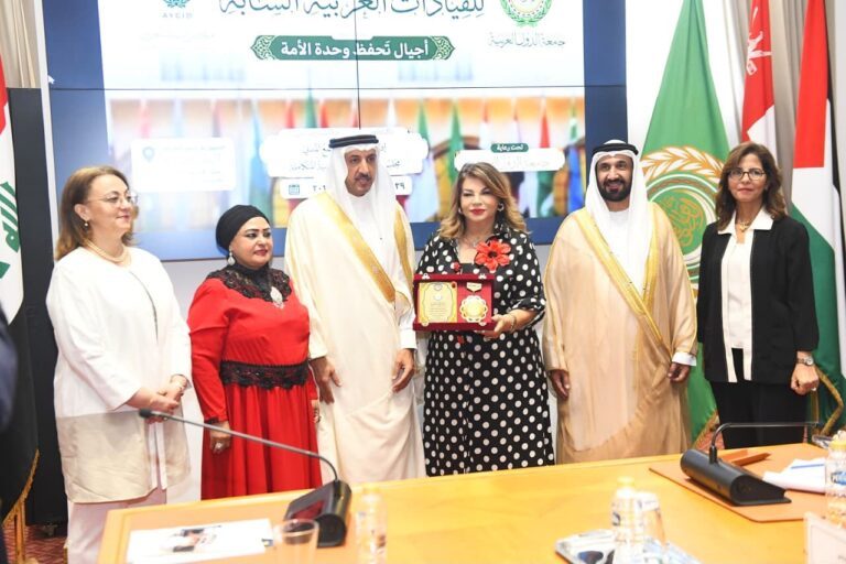 بوسام العطاء الوطني.. تكريم كارولين عزمي بالملتقى الثاني للقيادات العربية الشابة
