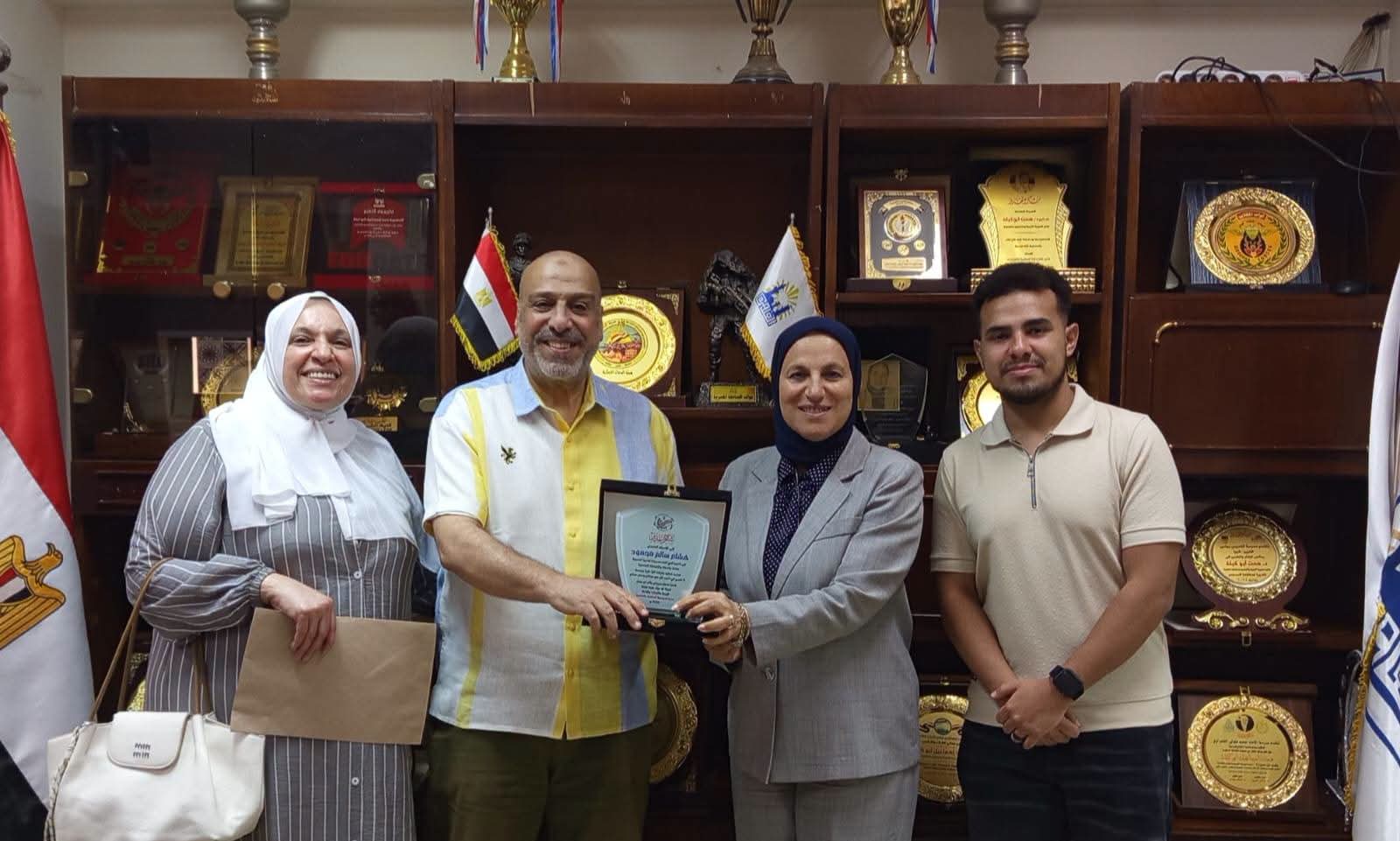 تقديرًا لعطائه ومسيرته في خدمة التعليم همت أبو كيلة تكرم رئيس قسم المدرسة المنتجة بشرق مدينة نصر لبلوغه سن المعاش