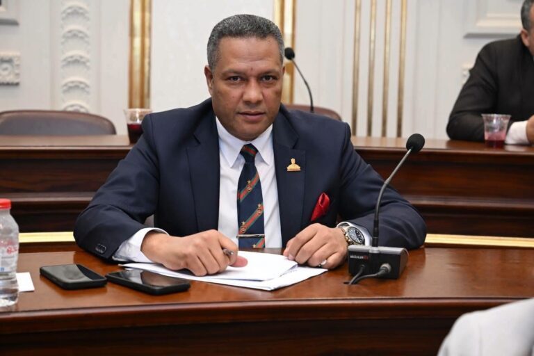 «30 مليون مواطن أمام رحلة سنوية شاقة».. محمد حمزة يطالب بإنهاء «الروتين الورقي» لتجديد دفاتر التأمين الصحي والاعتماد على الرقمنة