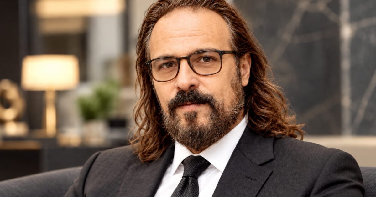 المخرج العالمي عاهد عبابنه يحصد جائزة أفضل عرض متكامل في مهرجان أرض الإيماءات بموسكو