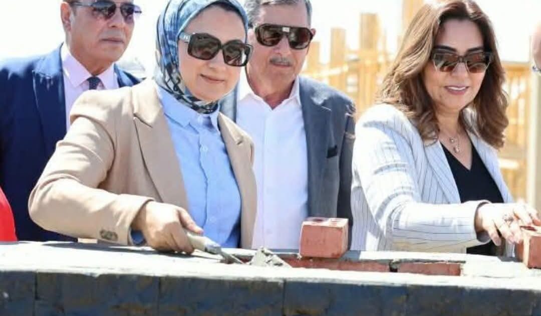 كبار مسئولى التنميه المحليه يضعون حجر الاساس للمنطقة الصناعية بواحة الشوربجى