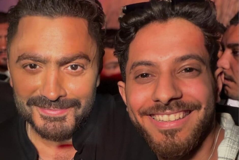 إيماناً بالمواهب الجديدة.. تامر حسني يدعم المطرب مؤمن خالد قبل حفلته بساقية الصاوي