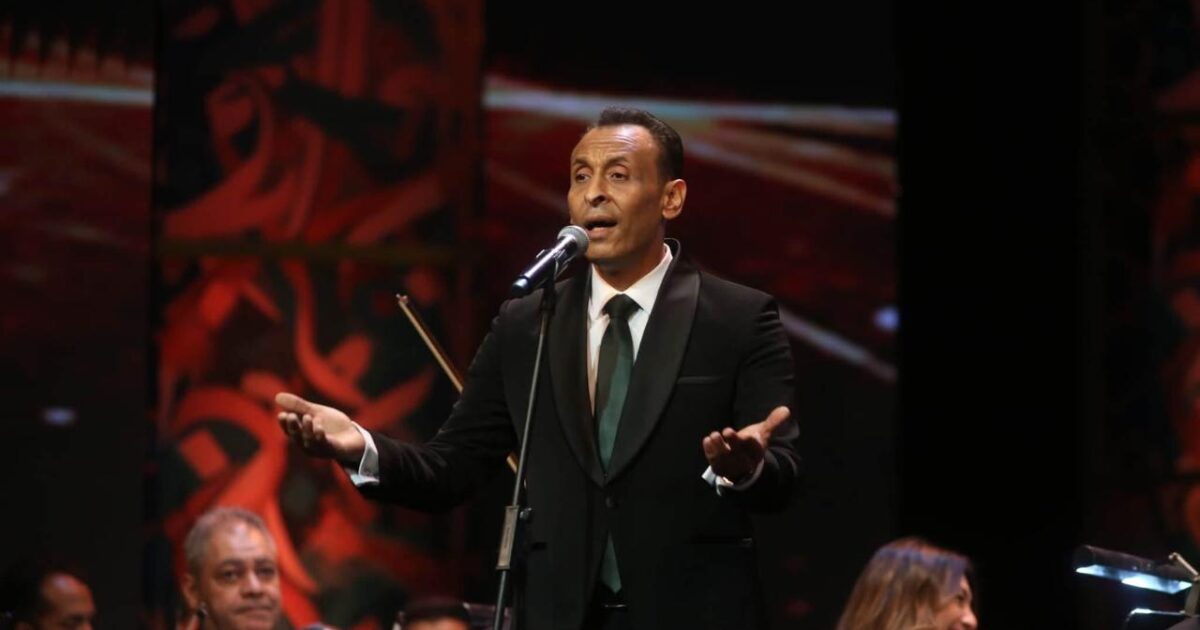 محمد الطوخي يتألق في مهرجان الموسيقى العربية ويختتم وصلته الغنائية بـ«هسكنك يا مصر»