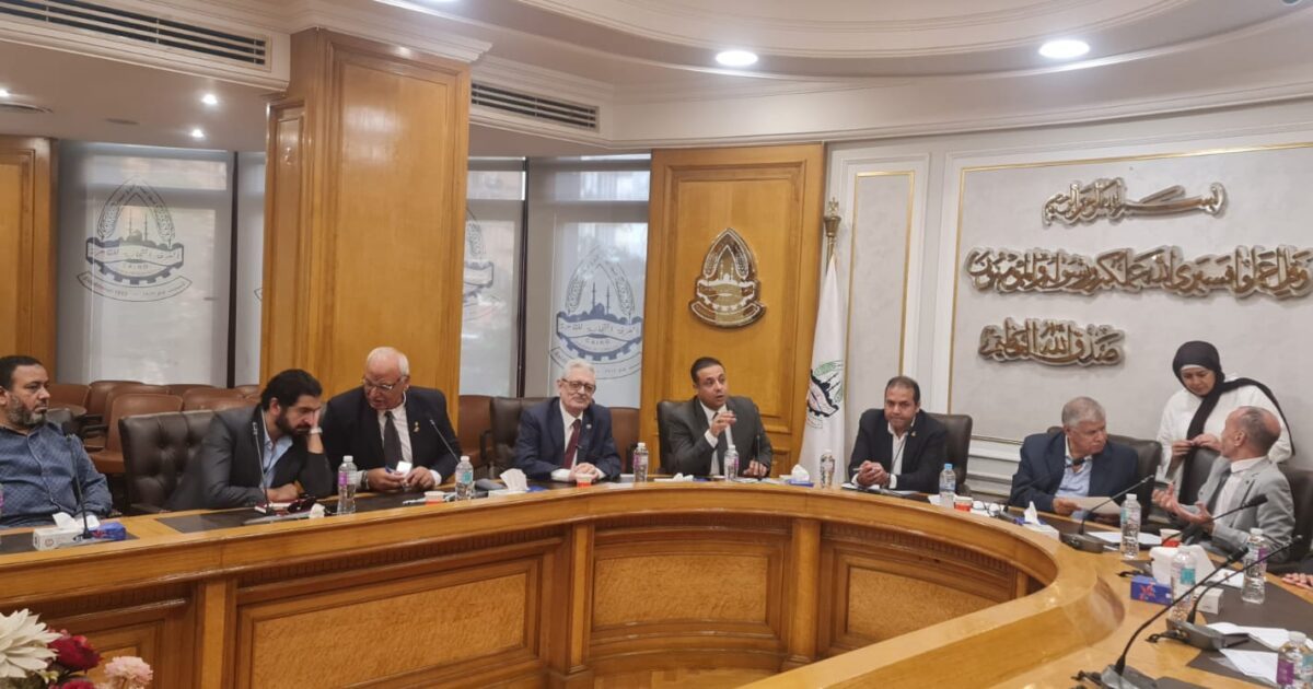 شعبة حماية البيئة بالغرفة التجارية للقاهرة تبحث مع وزارة العمل و«التأمينات» معوقات عمل الشركات