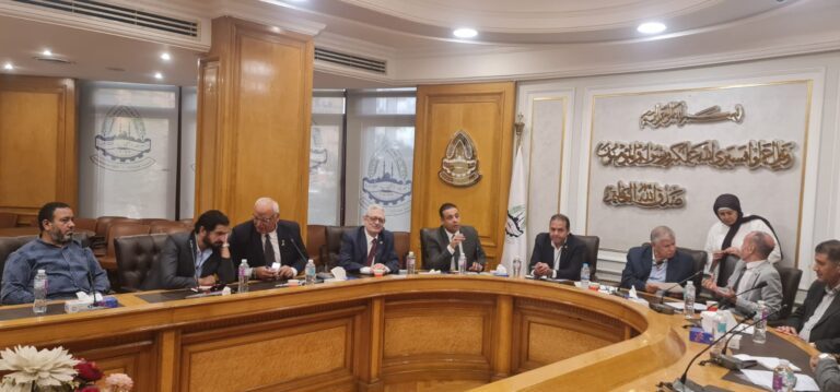 شعبة حماية البيئة بالغرفة التجارية للقاهرة تبحث مع وزارة العمل و«التأمينات» معوقات عمل الشركات