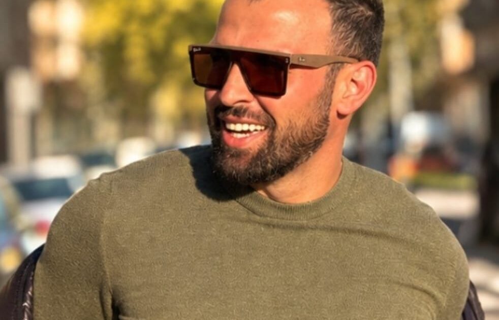 زاهي عبدالله يطرق أبواب الجمهور بـ«مراحب»… عمل غنائي يجمع الكلمة واللحن والبصمة الموسيقية المتكاملة