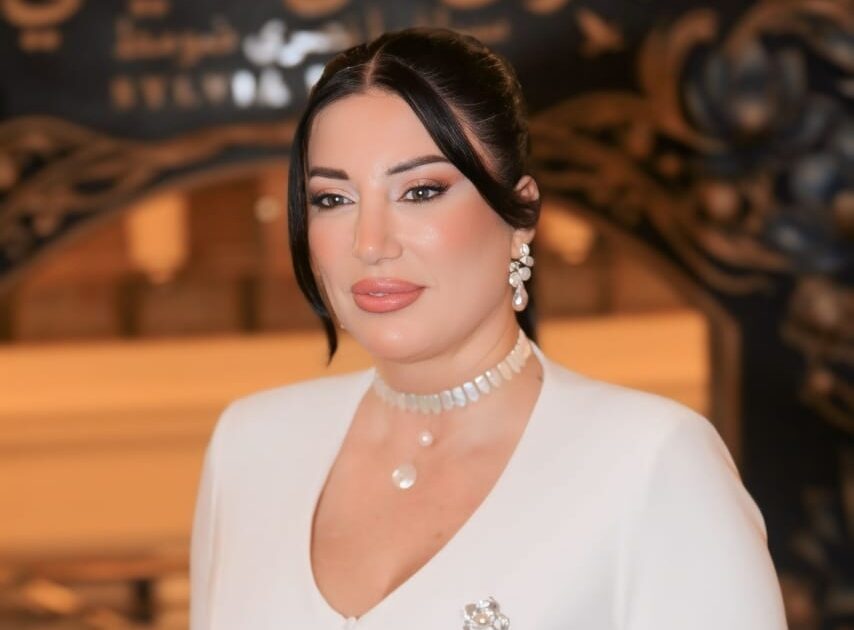سيلفيا ضومط تجمع عمالقة الإعلام والفن والمجتمع في حفل توقيع «ألوان من حياتي»