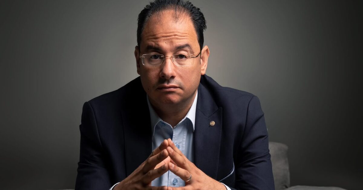 أهالي أطفيح يودعون والدة الدكتور أيمن خليل.. والنائب عبد الوهاب خليل في مقدمة مستقبلي العزاء