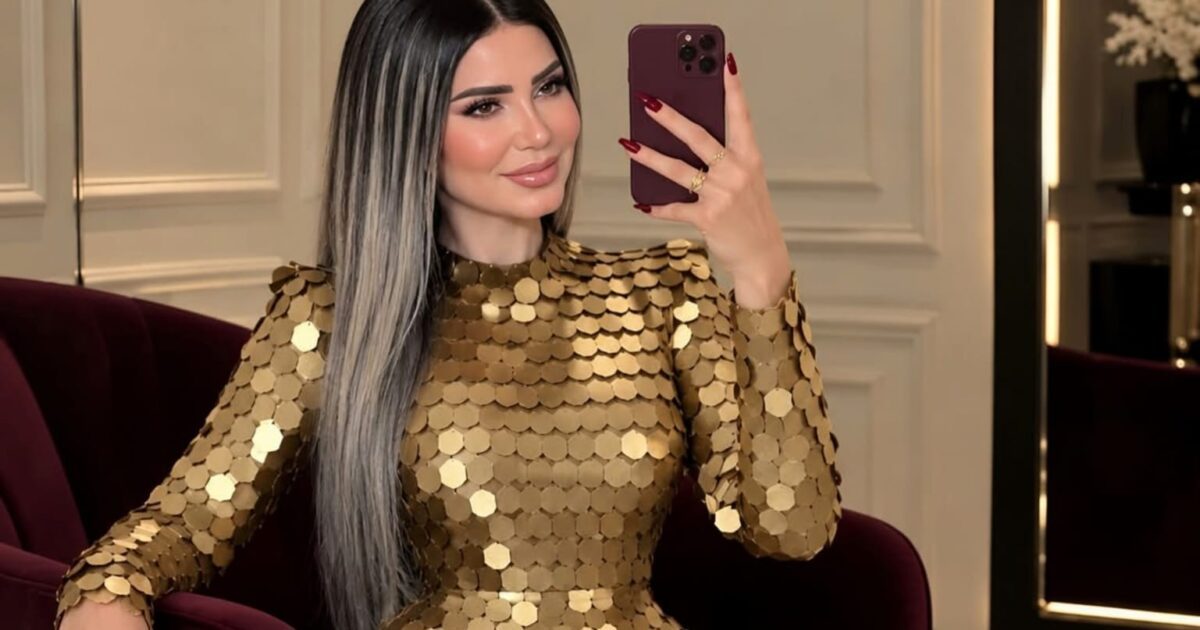 باللون الذهبي.. إيناس عز الدين تتألق بأحدث صيحات الموضة في بيت الأزياء العربي بجدة