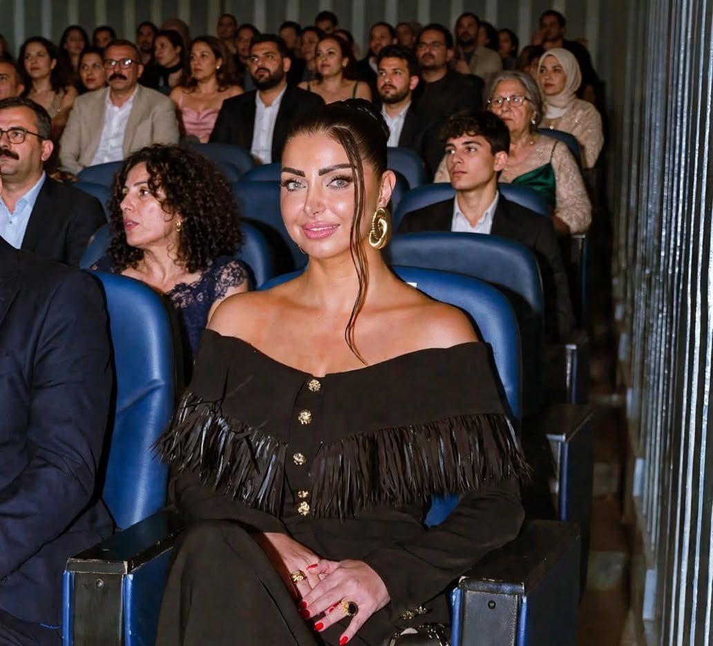كلوديا حنا تخطف الأنظار في مهرجان بردية السينمائي.. إطلالة أنيقة وترحاب لافت بعضويتها بلجنة التحكيم