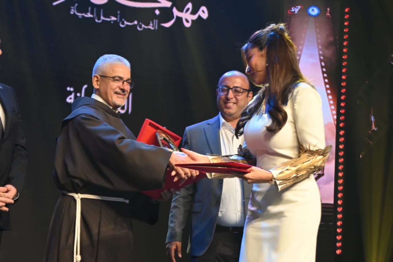 درة تتوج بجائزة مهرجان «جيلنا» تقديرًا لمسيرتها الفنية وأعمالها المتنوعة
